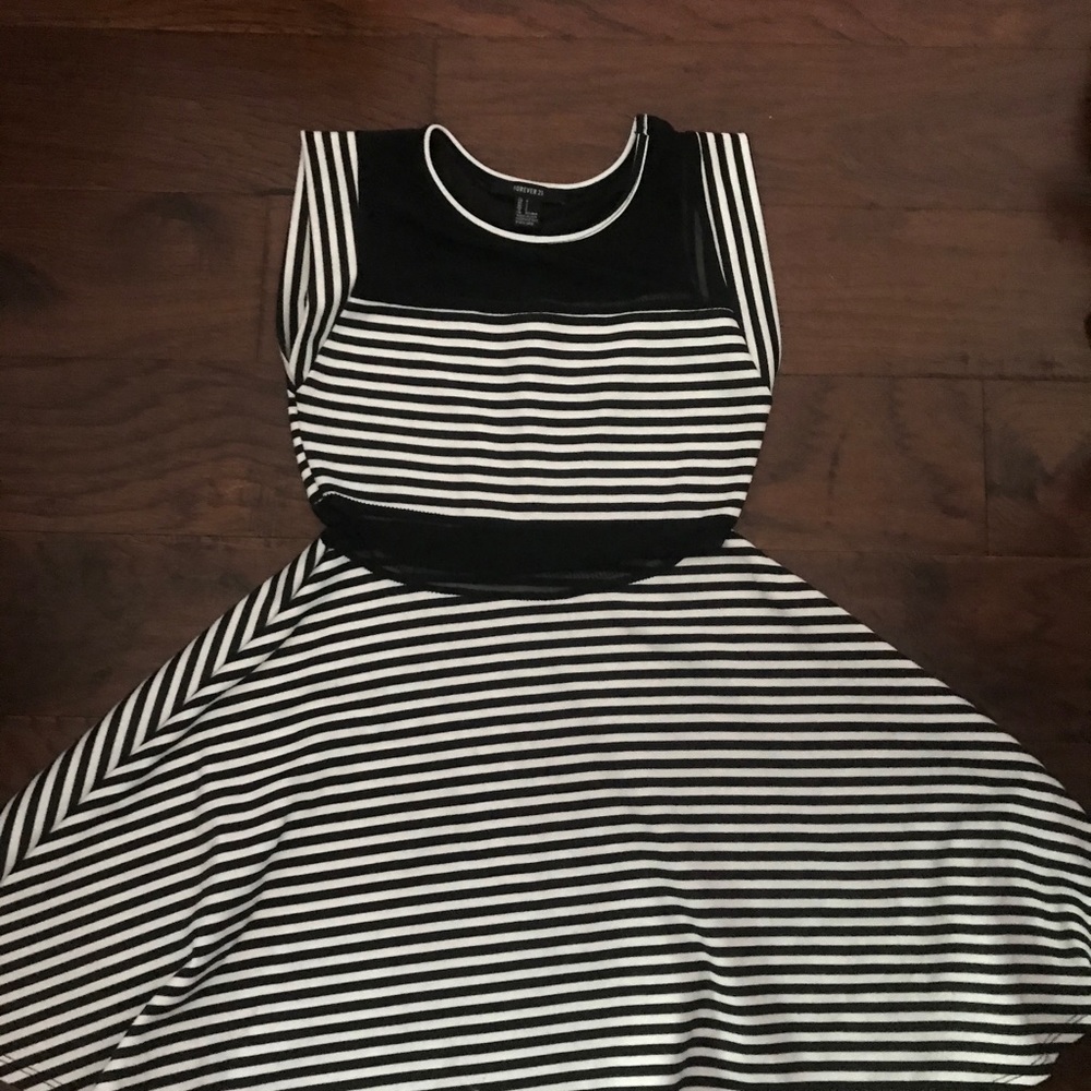 NWOT Forever 21 Women’s Black & White Dress Size S